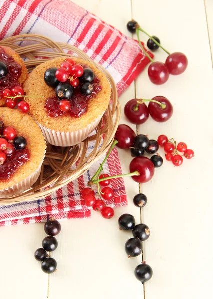 Mumsiga muffins med bär på vita träbord — Stockfoto