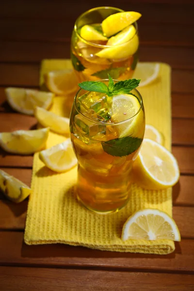 Ledový čaj s citronem a mátou na dřevěný stůl — Stock fotografie