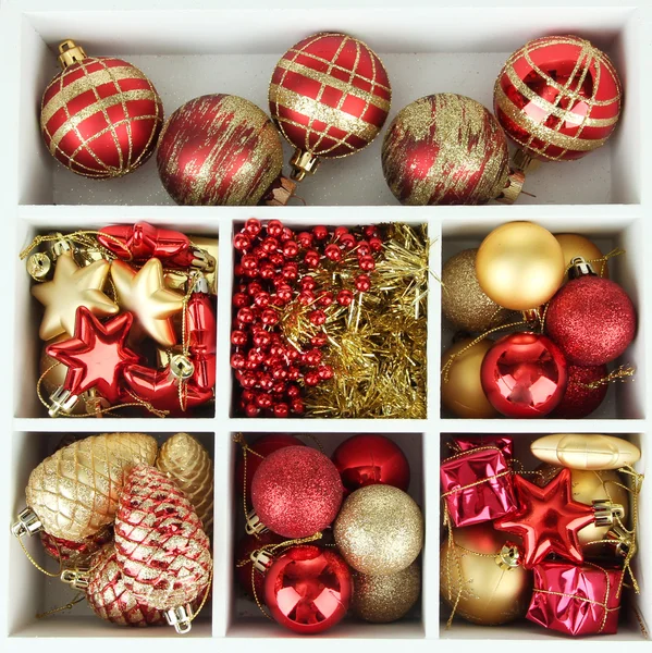 Caja de madera llena de decoraciones navideñas, sobre fondo de madera de color —  Fotos de Stock