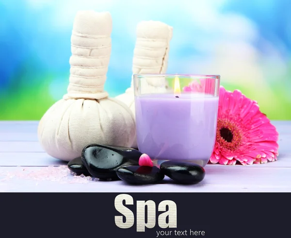 Bolas de compressa de ervas para tratamento de spa, pedras de spa, gerbera e vela — Fotografia de Stock