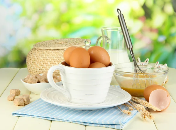 Ingredience na těsto na dřevěný stůl na přírodní pozadí — Stock fotografie