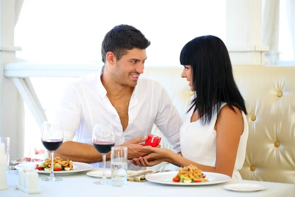 Casal bonito ter jantar romântico no restaurante — Fotografia de Stock