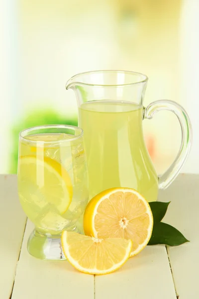 Heerlijke limonade op tafel op lichte achtergrond — Stockfoto