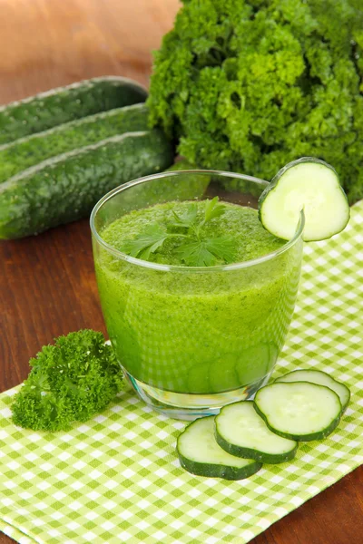 Grüner Gemüsesaft auf dem Tisch in Großaufnahme — Stockfoto