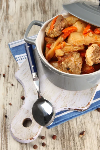 Homemade beef stir fry with vegetables in color pan, on wooden background — Stock Photo, Image