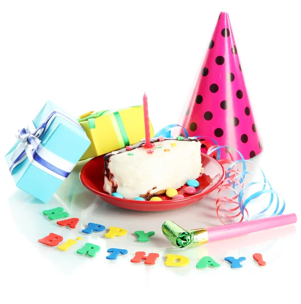 Bolo de aniversário colorido com vela e presentes isolados em branco — Fotografia de Stock