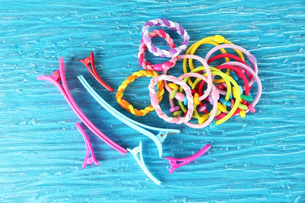 Scrunchies, cepillo y cabello - clip sobre un fondo azul — Foto de Stock