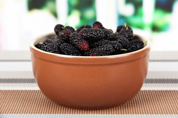 Ripe mulberries in bowl on table in room — Stock Photo, Image