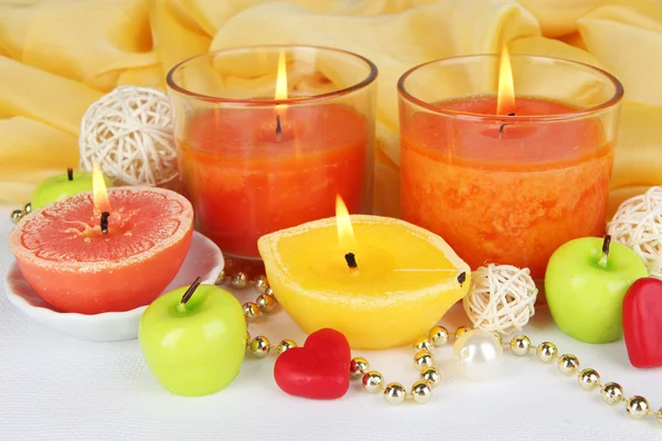 Candele accese romantiche da vicino — Foto Stock