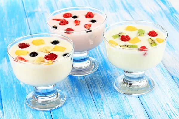 Köstlicher Joghurt mit Obst auf dem Tisch aus nächster Nähe — Stockfoto