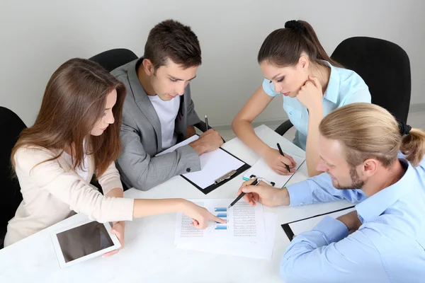 Equipo empresarial trabajando juntos en su proyecto en la oficina —  Fotos de Stock