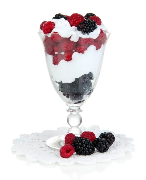 Natural yogurt with fresh berries isolated on white — Stock Photo, Image