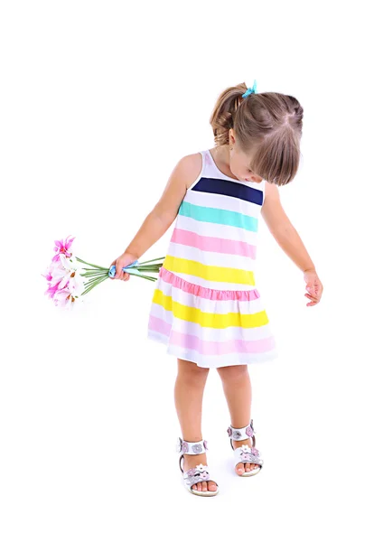 Маленькая милая девочка держит цветы, изолированные на белом — стоковое фото