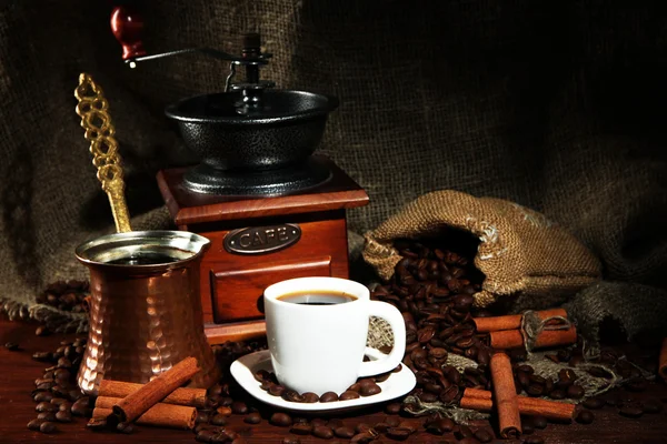 Metall turk och kaffe kopp på mörk bakgrund — Stockfoto