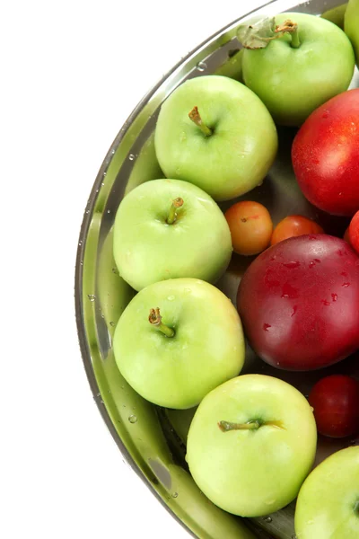 Assortiment de fruits juteux sur assiette, isolés sur blanc — Photo