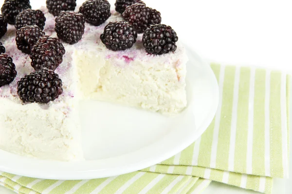 Cheesecake with fresh berries on white plate closeup — Stock Photo, Image