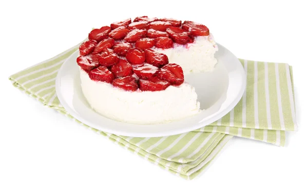 Cheesecake med färska bär på vit platta närbild — Stockfoto