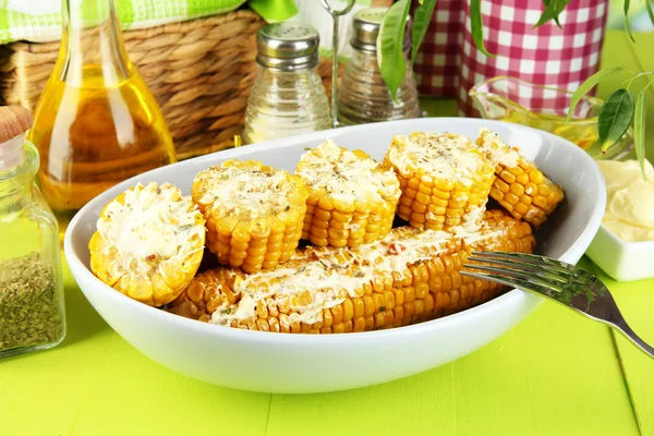 Ochucené vařené kukuřice na štítku na dřevěný stůl detail — Stock fotografie