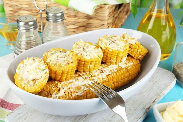 Aromatisierter gekochter Mais auf Teller auf Holztisch in Großaufnahme — Stockfoto