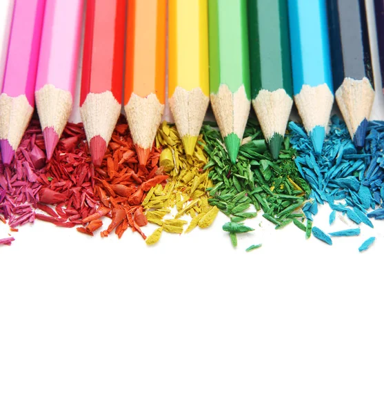 Crayons de couleur avec copeaux d'affûtage isolés sur blanc — Photo