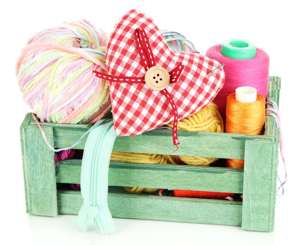 Caja de madera con rosca y accesorios de costura aislados en blanco —  Fotos de Stock