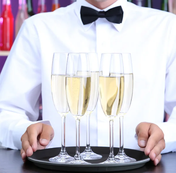 Бармен держит поднос с бокалами для шампанского — стоковое фото