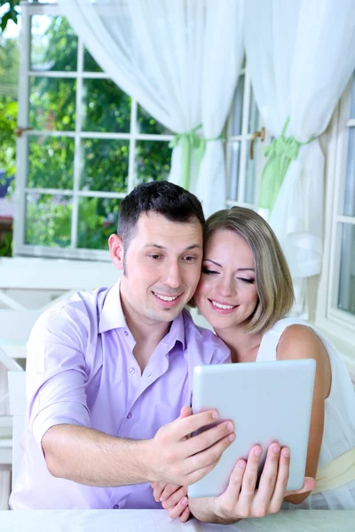 Giovane coppia scattare foto con tablet nel ristorante — Foto Stock