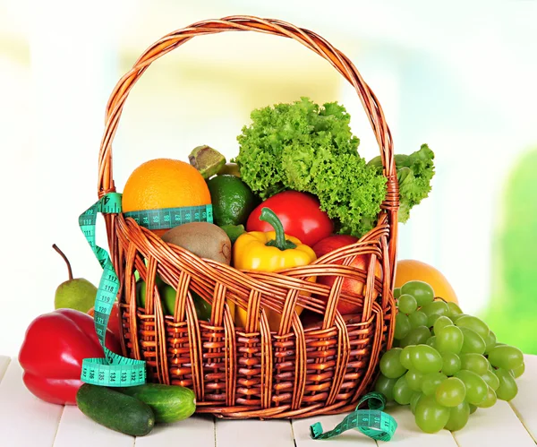 Färska grönsaker på bordet på ljus bakgrund — Stockfoto