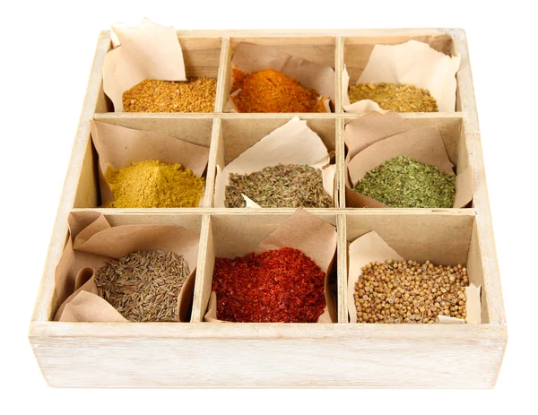 Sortiment av kryddor i trälåda, isolerad på vit — Stockfoto