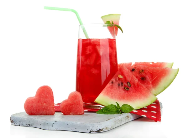Frische Wassermelone und Glas Wassermelonensaft isoliert auf weiß — Stockfoto