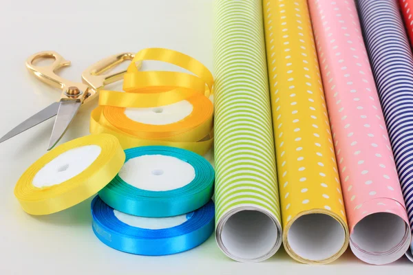 Carte a colori per confezionare regali isolati su bianco — Foto Stock