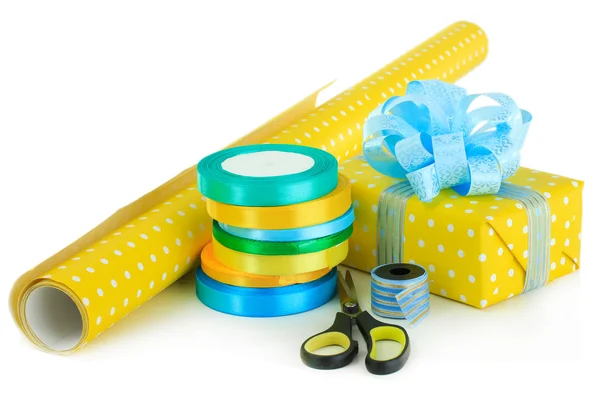 Materialen en accessoires voor het verpakken van giften geïsoleerd op wit — Stockfoto