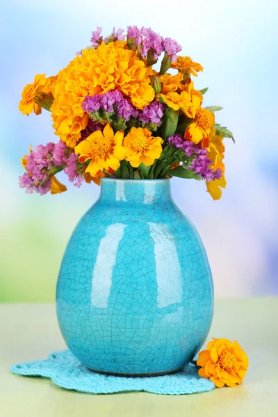 Blumenstrauß aus Ringelblumen in Vase auf Holztisch vor natürlichem Hintergrund — Stockfoto