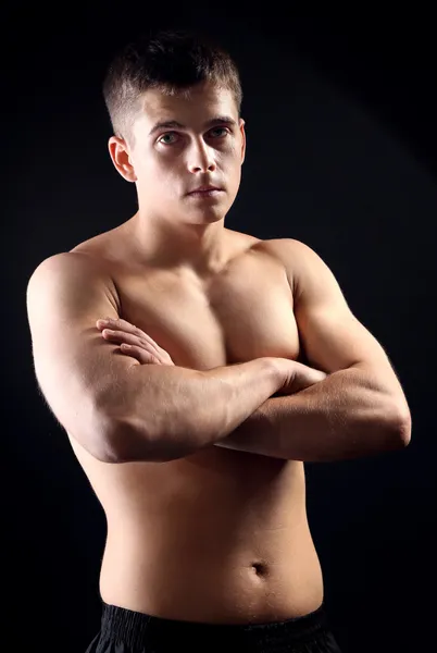 暗い背景に、ハンサムな若い筋肉スポーツマン — ストック写真