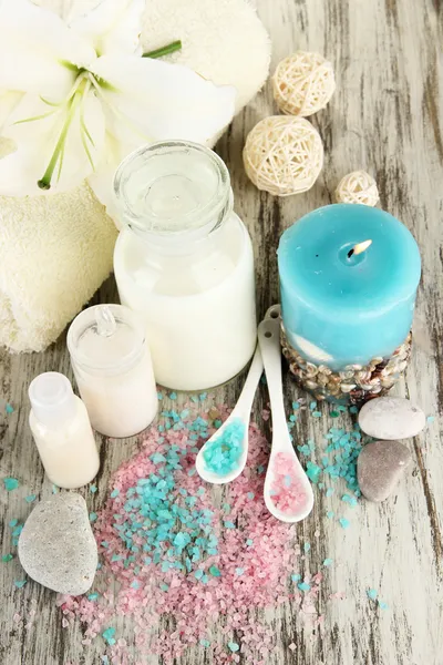 Beautiful spa setting with lily on wooden table close-up — Stock Photo, Image