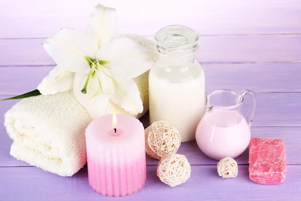 Beautiful spa setting with lily on wooden table close-up — Stock Photo, Image