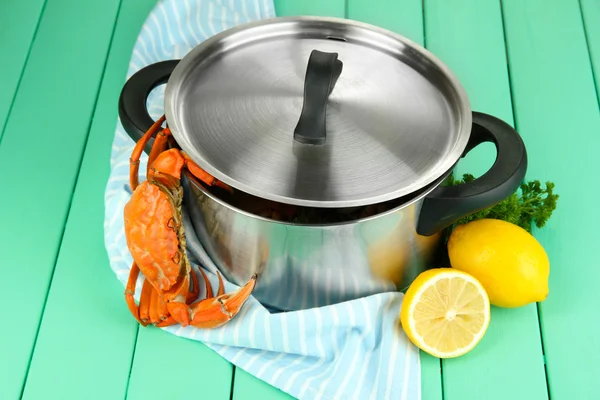 Composition with boiled crab, pan and vegetables on wooden background — Stock Photo, Image