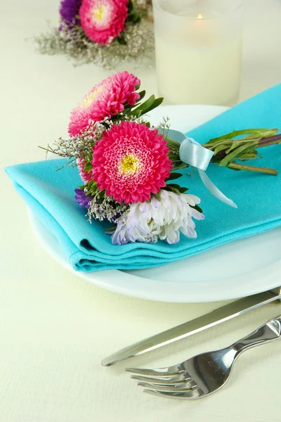 Table de salle à manger festive avec des fleurs isolées sur blanc — Photo