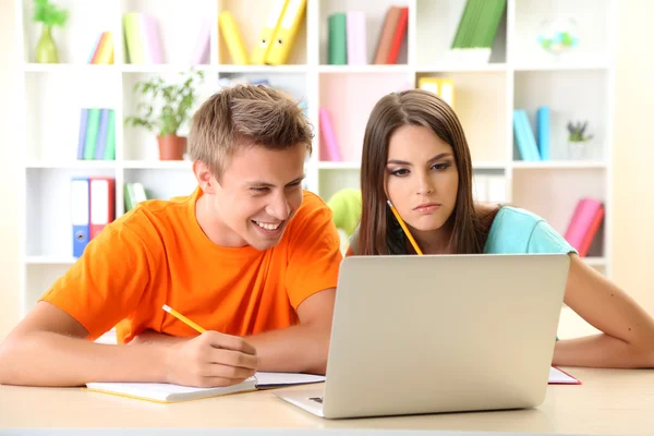 Grupo de jóvenes estudiantes sentados en la biblioteca Fotos de stock