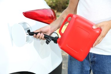 yakıt gaz tankı kırmızı gaz tüpü gelen arabanın içine dökülen adam