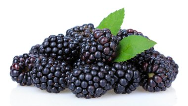 tatlı Blackberry'li üzerinde beyaz izole et.