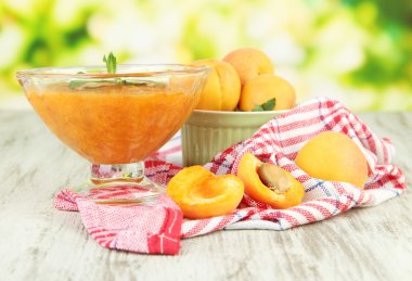 cam kase ve parlak zemin üzerine ahşap masa üzerinde taze kayısı kayısı reçeli