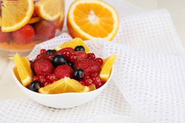 nuttige fruitsalade in glas cup en kom op houten tafel close-up