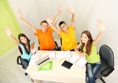 Grup genç öğrenci oturma odasında