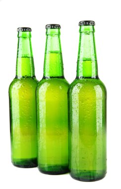 Beyazlar üzerinde izole bira şişeleri
