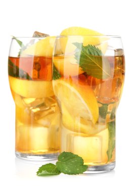 buzlu çay limon ve nane üzerinde beyaz izole