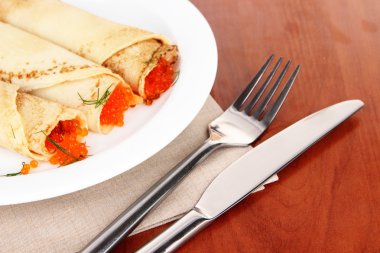 Tablo yakın çekim üzerinde kırmızı havyar ile lezzetli gözleme