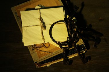 antika tuşları, mektup ve kitap