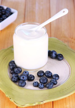 ahşap masa yakın çekim üzerinde yaban mersini taze yoğurt