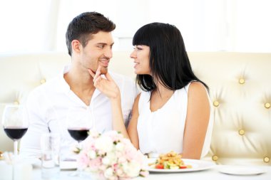 güzel çift romantik akşam yemeği restoranda